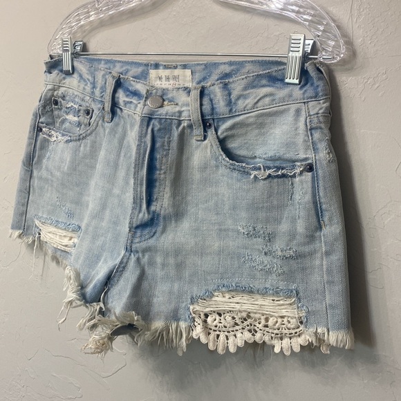 We The Free button fly light wash distressed denim shorts size 29 - Picture 3 of 8